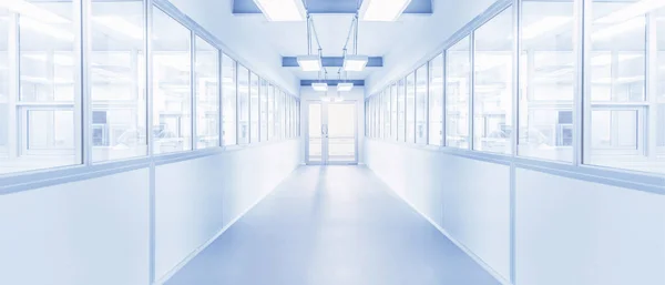 bilim laboratuvarı veya endüstri fabrika arka plan ağ geçidi ve parlak flüoresan ışık ile modern iç