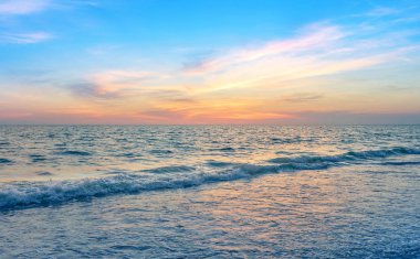 rahatlatıcı tatil zamanında dalga deniz, dinginlik deniz manzarası içinde renkli gökyüzü günbatımı güzel günbatımı gökyüzü