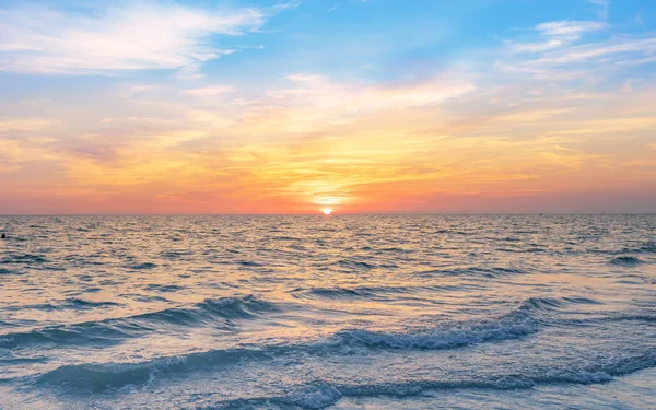 Belo Céu Pôr Sol Com Onda Mar Férias Relaxantes Calma — Fotografia de Stock