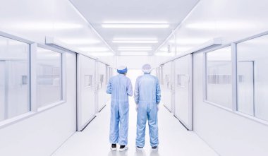 arka planda coverall üniforma, bilim geliştirme kavramı iki bilim işçilerin ile laboratuvar veya fabrika modern iç