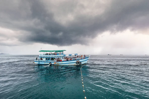 Reiseschiff Mit Passagier Fährt Insel Während Der Nähe Regnet — Stockfoto