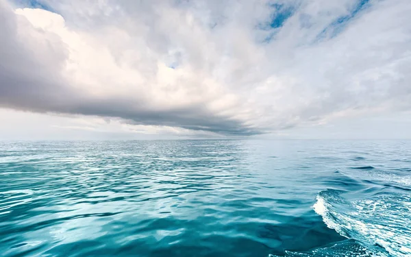 Yağmur Bulutları Veya Strom Yağmur Ile Güzel Manzaralı Panoramik Deniz — Stok fotoğraf