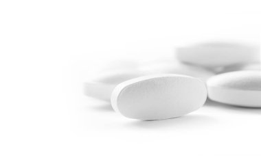 seçici odak beyaz arka plan üzerinde beyaz tıp tablet yığını