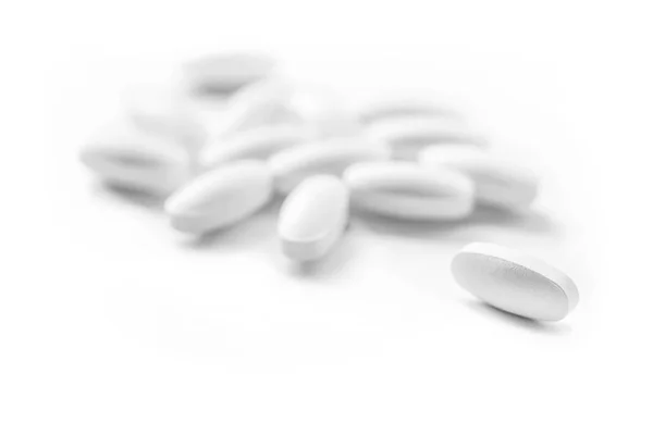 Hoop Van Witte Geneeskunde Tabletten Selectieve Aandacht Witte Achtergrond — Stockfoto