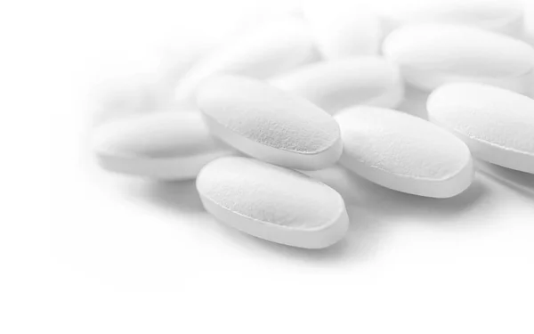 Hoop Van Witte Geneeskunde Tabletten Selectieve Aandacht Witte Achtergrond — Stockfoto