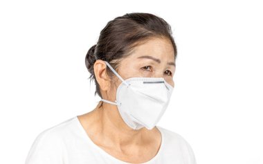Eski için N95 yüz maskesi giyen kadın sağlıklı şehir var çünkü hava kirliliği Pm 2.5, tıp kavramı