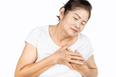 yaşlı Asyalı kadın 60-70 yaşında kalp krizi beyaz arka plan üzerinde sağlıklı kavramı izole ile göğüs ağrısı acı beyaz giysili