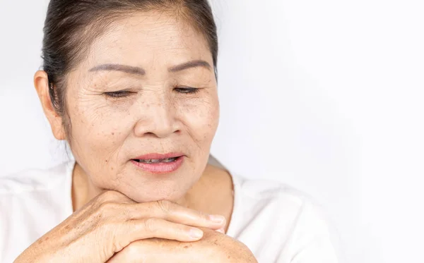 Viejo arrugado asiático mujer pensamiento con copia espacio — Foto de Stock