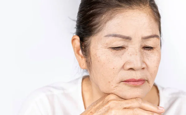 Viejo arrugado asiático mujer pensamiento con copia espacio — Foto de Stock