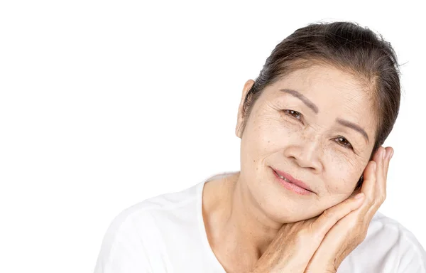 Пожилая Азиатская Женщина Морщинами Веснушками Лице Включают Себя Белую Одежду — стоковое фото
