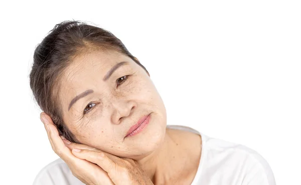 Asya Yaşlı Kadın Ile Kırışık Yüzünde Çil Dahil Beyaz Elbise — Stok fotoğraf