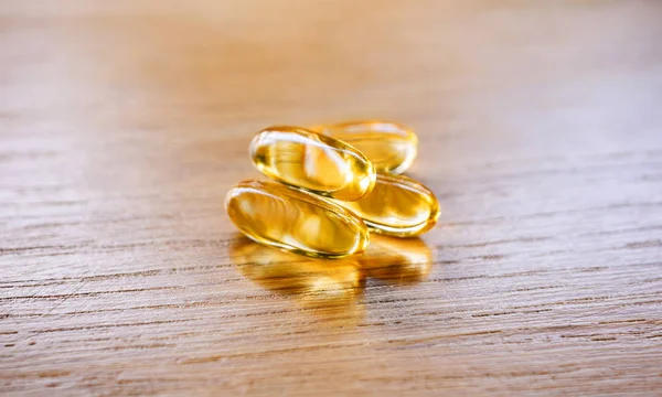 Fischöl Kapseln Das Höhere Vitamin Und Omega Nahrungsergänzungsprodukt Auf Holztisch — Stockfoto