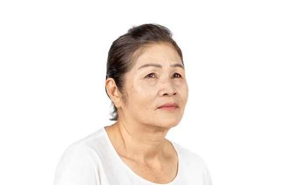 Portret van de oudere Aziatische vrouw 60-70 jaar oud geïsoleerd op witte achtergrond — Stockfoto