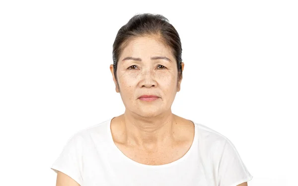 Ältere asiatische Frau Porträt 60-70 Jahre alt isoliert auf weißem Hintergrund — Stockfoto