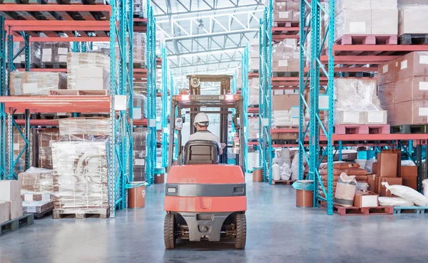 Ambar metal yapı iç seçici odak, mal mal Ağaç ambalaj kutular raflara satırlarının forklift kamyon ile