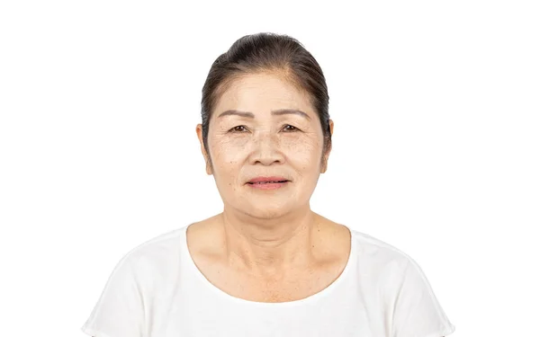 Asya Yaşlı Kadın Ile Kırışık Yüzünde Çil Dahil Beyaz Kıyafet — Stok fotoğraf