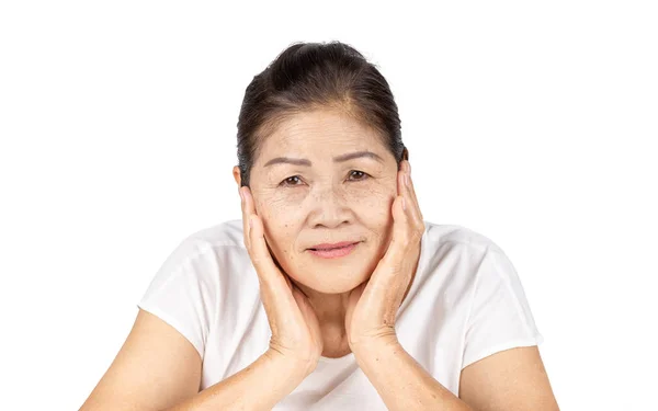 Пожилая Азиатская Женщина Морщинами Веснушками Лице Включают Себя Белую Одежду — стоковое фото