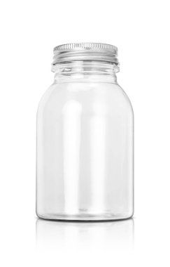 Beyaz arka plan üzerinde izole alüminyum kapaklı şeffaf plastik şişe