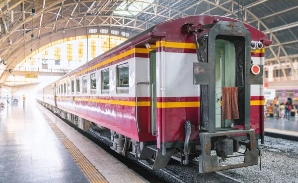 Vintage tren rayların üzerinde otopark tehdit