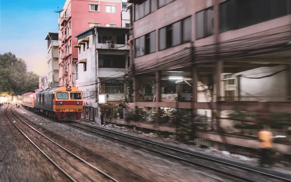 Snabbt vintage asiatiska tåg i staden — Stockfoto