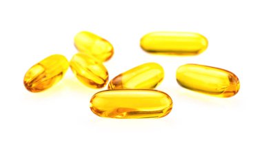 Beyaz arkaplanda balık yağı kapsülleri izole