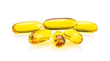 Beyaz arkaplanda balık yağı kapsülleri izole