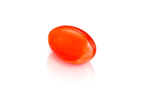 Integratore rosso capsula gel morbido isolato su sfondo bianco — Foto Stock