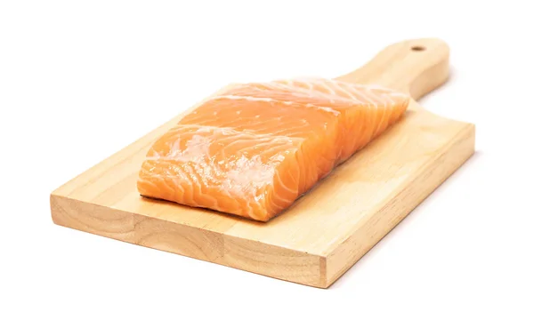 М'ясо лосося на дерев'яному подрібненому блоці — стокове фото