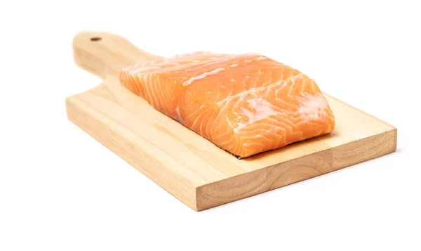 М'ясо лосося на дерев'яному подрібненому блоці — стокове фото