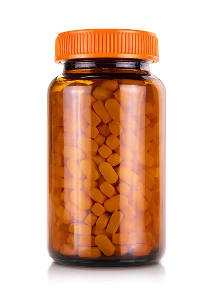 Frasco de vidro castanho com vitamina ou suplemento e tampa laranja e laranja isolada sobre fundo branco — Fotografia de Stock