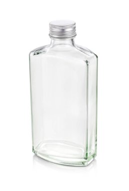 Beyaz arka planda izole edilmiş berrak cam viski şişesi