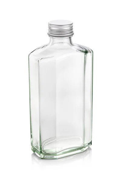 Botella de whisky de vidrio transparente aislada sobre fondo blanco —  Fotos de Stock