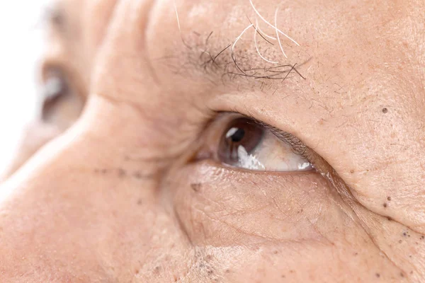 Primer plano de ancianos asiático hombre ojos con arruga en la cara — Foto de Stock