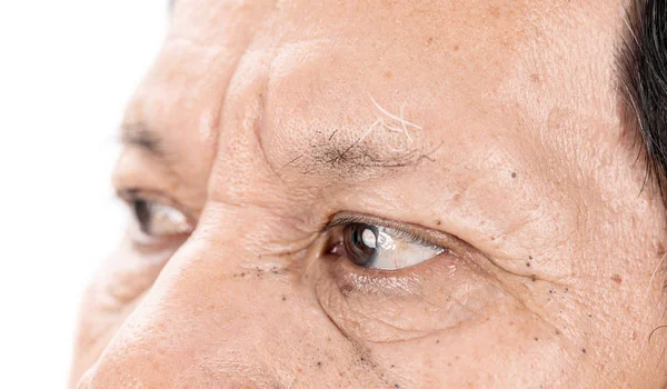 Primer plano de ancianos asiático hombre ojos con arruga en la cara — Foto de Stock