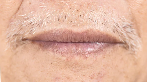 Close-up de idosos asiático homem boca com rugas no rosto — Fotografia de Stock