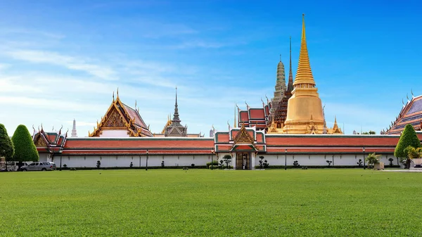 Wat Phra Kaew Templo del Buda Esmeralda Hermoso punto de referencia en Bangkok Tailandia —  Fotos de Stock