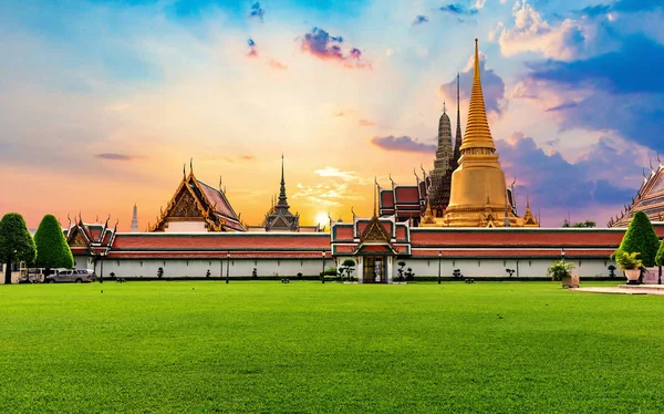 Wat Phra Kaew Templo del Buda Esmeralda Hermoso punto de referencia en Bangkok Tailandia —  Fotos de Stock