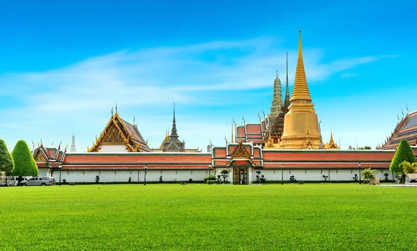 Wat Phra Kaew Templo del Buda Esmeralda Hermoso punto de referencia en Bangkok Tailandia —  Fotos de Stock