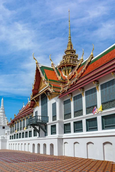 Vindue bag hvilket en thailandsk konge modtog udenlandske besøgende på Grand Palace Bangkok - Stock-foto