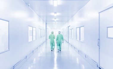 üniformalı iki bilim adamı ile laboratuvar modern iç