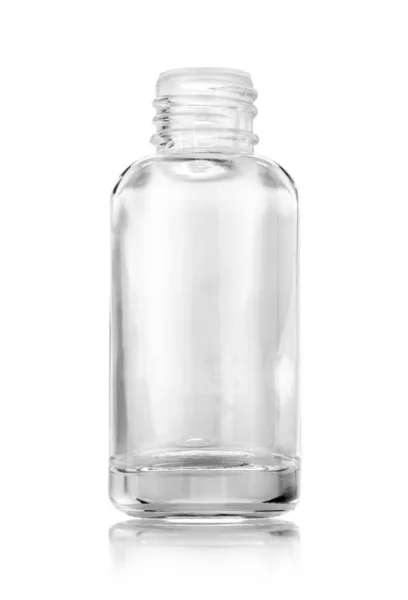 Прозрачная стеклянная бутылка сыворотки для косметических продуктов, изолированных на белом фоне — стоковое фото