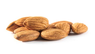 Beyaz arka plan üzerinde izole badem tohumları