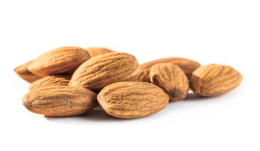 Beyaz arka plan üzerinde izole badem tohumları