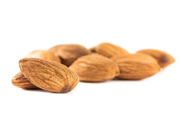 Beyaz arka plan üzerinde izole badem tohumları