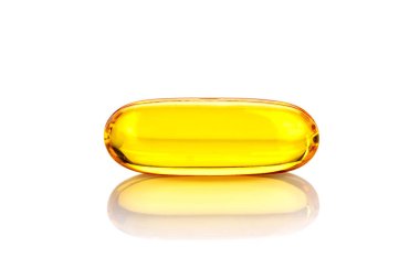 Beyaz arkaplanda balık yağı takviye kapsülü izole edildi