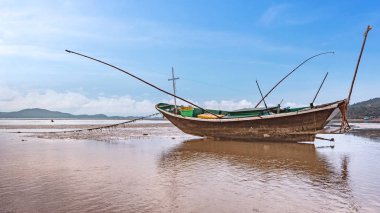 sabah gün doğumunda kum barları üzerinde yanaşma balıkçı teknesi