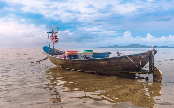 Fischerboot ankert auf den Sandbänken im morgendlichen Sonnenaufgang — Stockfoto