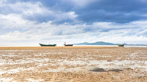 Ruhe schöne Meereslandschaft mit kleinem Fischerboot im bewölkten Himmel — Stockfoto