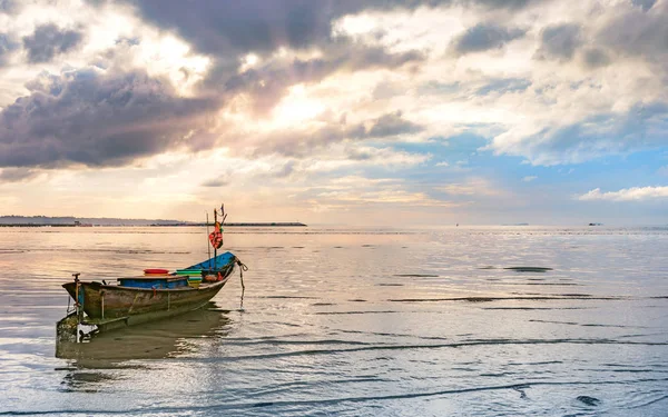 Schöne ruhige Meereslandschaft mit kleinem Fischerboot und bewölktem Himmel — Stockfoto