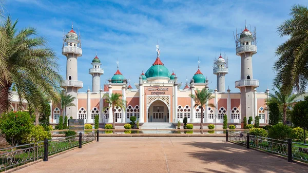 Центральна мечеть Паттані на півдні Таїланду знаходиться в процесі реконструкції. — стокове фото